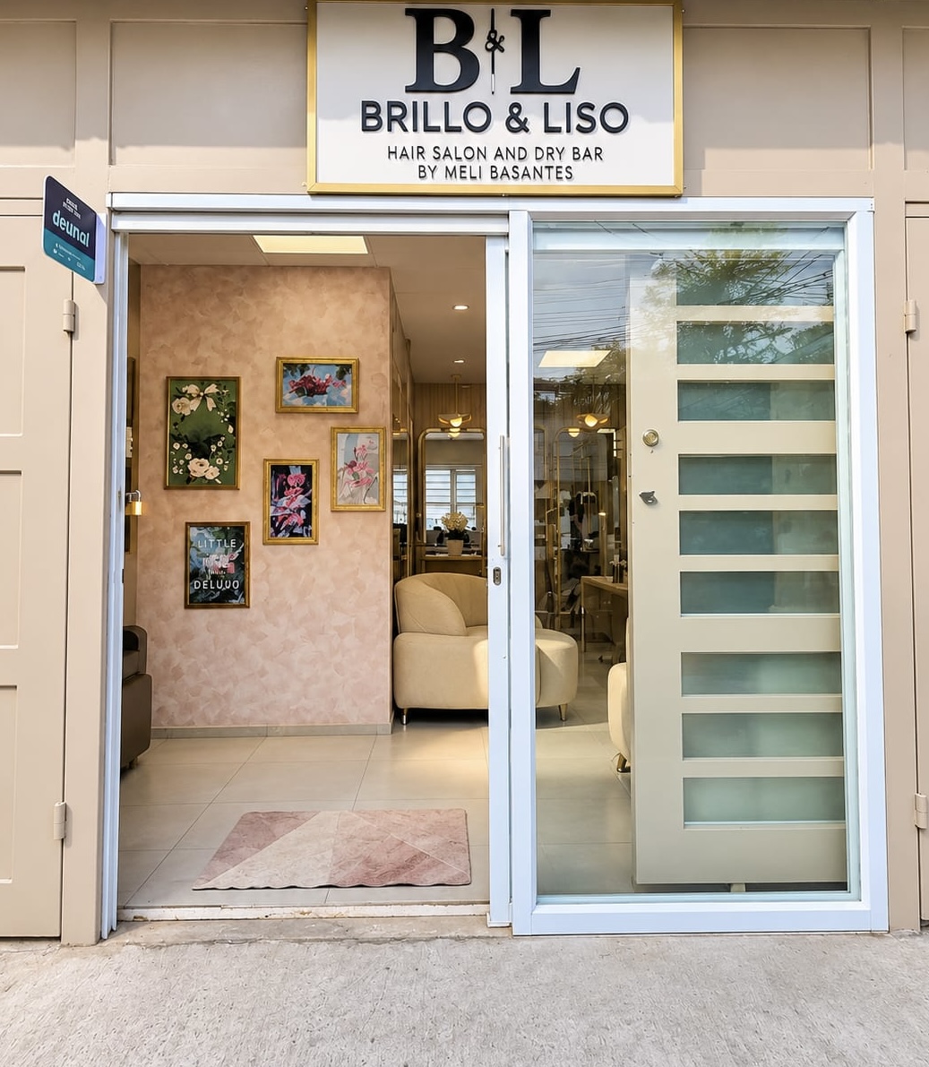 Fachada de Brillo y Liso con el letrero dorado sobre la entrada y las puertas del local
