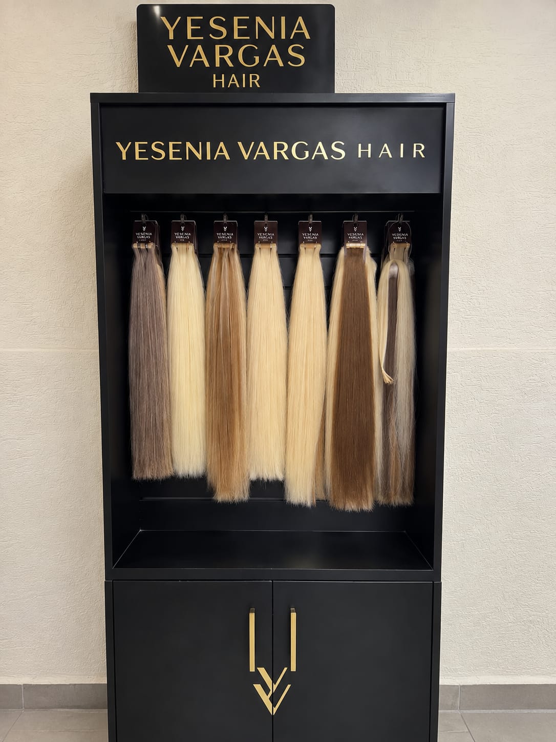 Exhibidor negro con extensiones de cabello Yesenia Vargas Hair